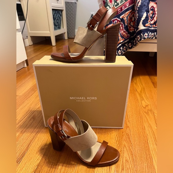 Michael Kors Collection Rigby Suede Sandals size 9 - BRAND NEW NEVER WORN - Picture 2 of 8